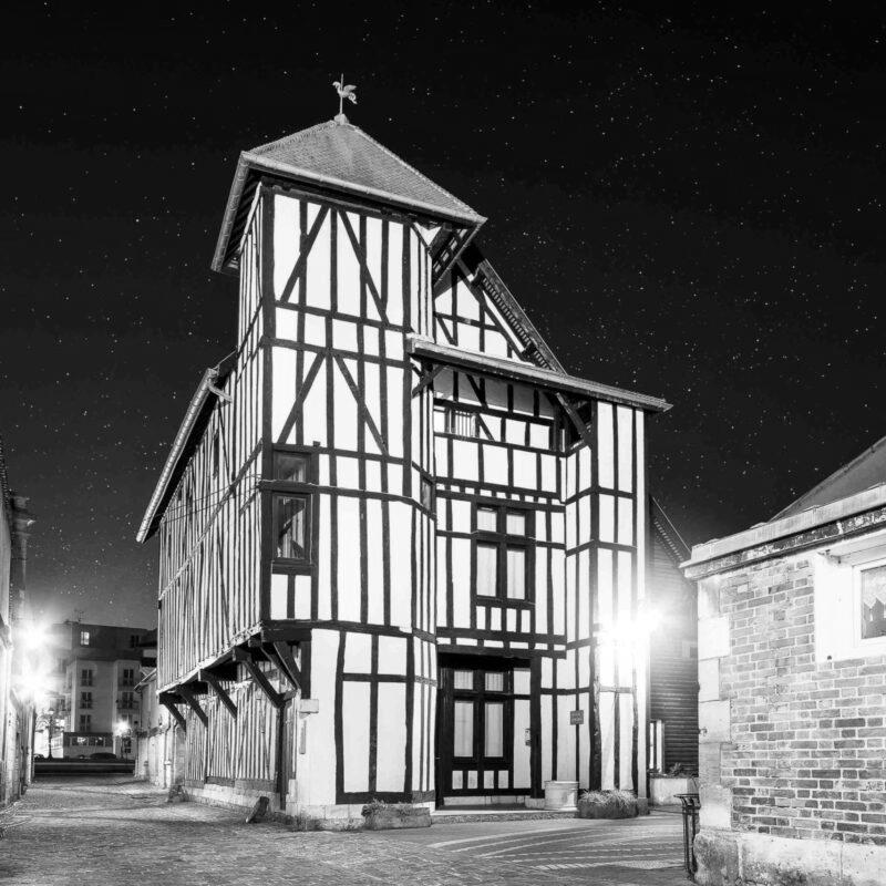 Le siège de la MACA, la Maison Clémangis, illustre l’architecture médiévale, un lieu essentiel pour la culture et les actions de notre mission.