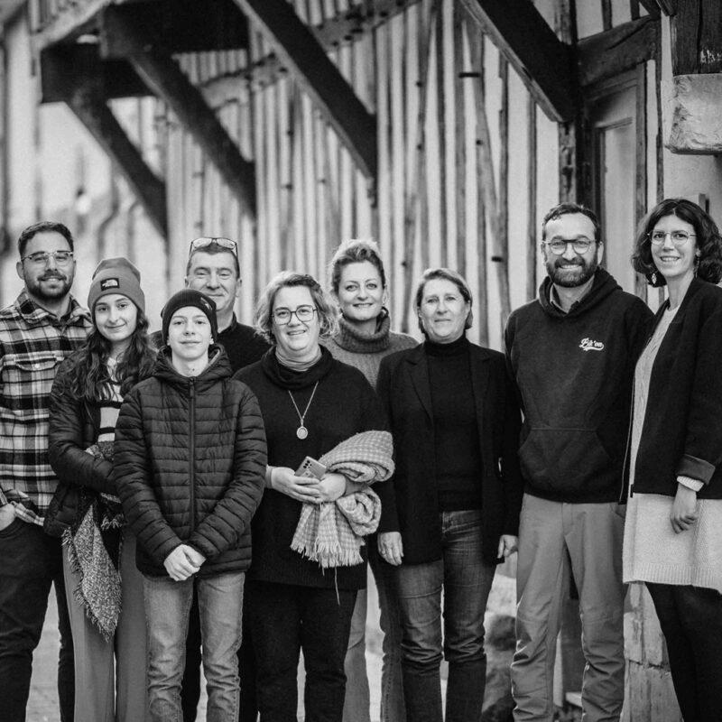 Membres de l'association et du conseil d'administration devant la Maison Clémangis, symbole de l’architecture, siège de la mission et des actions de la MACA.