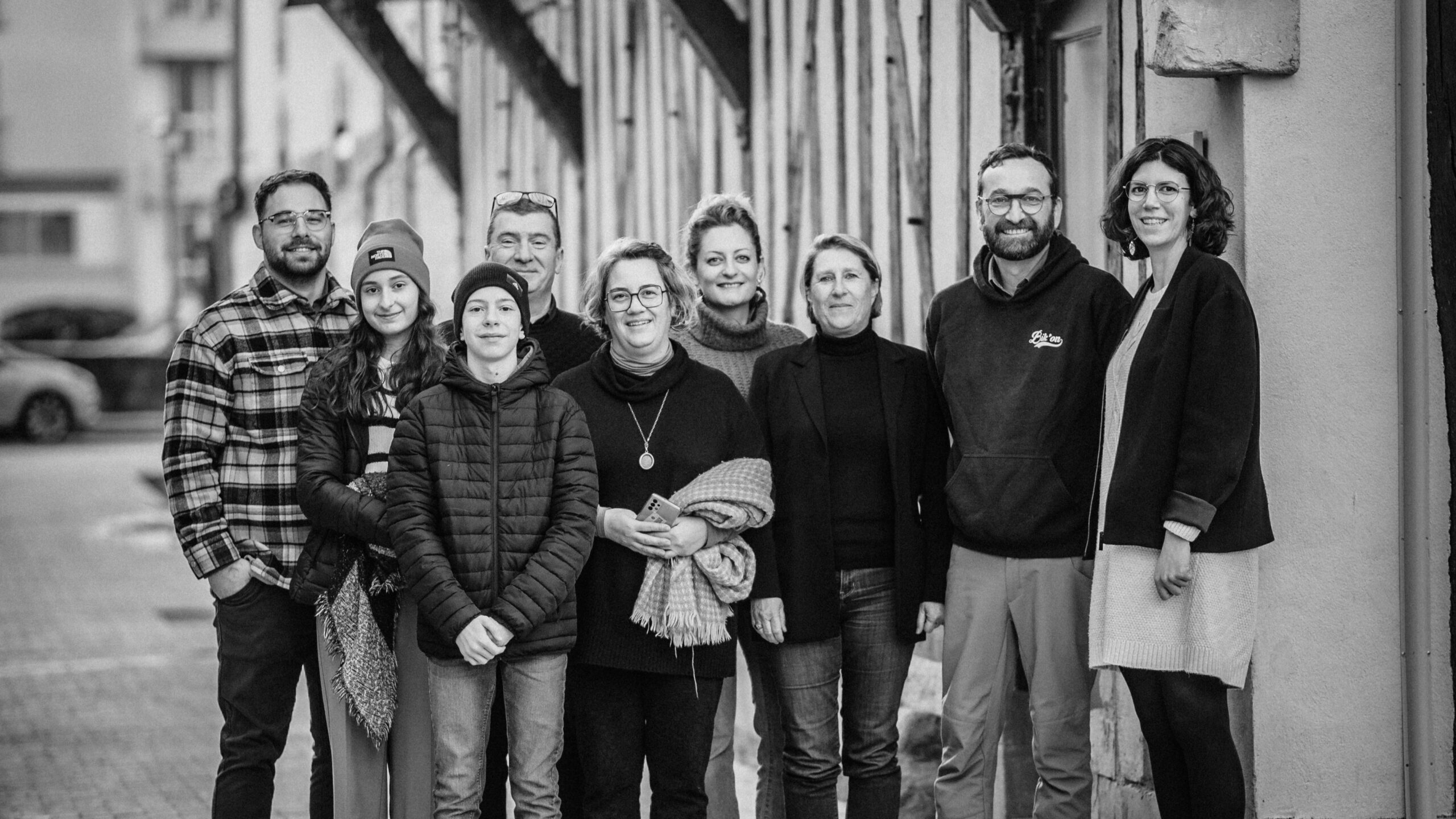 Membres de l'association et du conseil d'administration devant la Maison Clémangis, symbole de l’architecture, siège de la mission et des actions de la MACA.