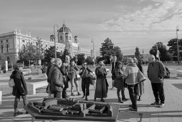 noir et blanc groupe sur place jour du départ